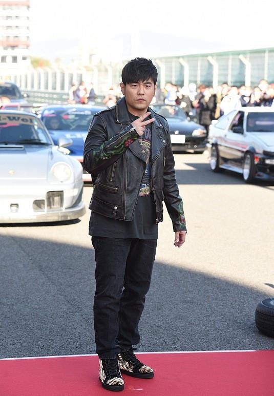 服装 昆凌太有辨识度了，和周杰伦穿情侣装，气场不输天王老公