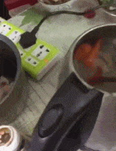 搞笑GIF：真有點不敢相信 現在的衣服都這樣穿嗎？ 搞笑整蠱 第16张