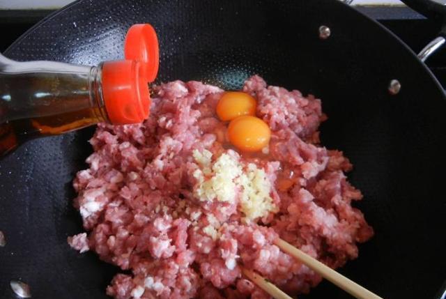 成小|馄饨别煮着吃,教你做成小生煎,好看又好吃,孩子每次一盘不够!