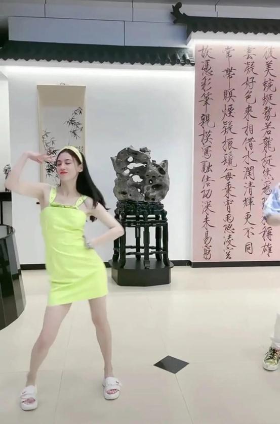 饱和度 黄圣依和老公同框尬舞，荧光色都敢随便穿，真羡慕黄圣依老公