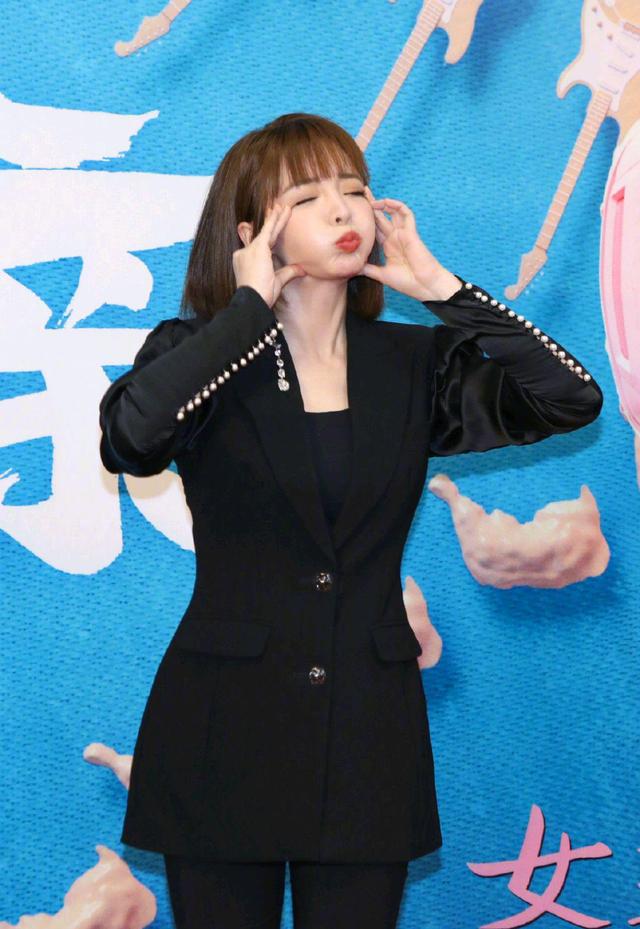 整体 柳岩换发型如同换人，学生头发型俏皮可爱又减龄，看完我也想剪