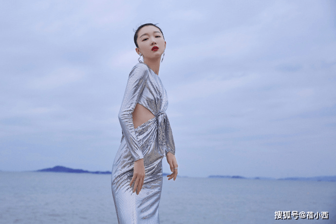 纸片人 周冬雨瘦成“纸片人”，穿挂脖连衣裙看着只有80斤，气质却很惊艳