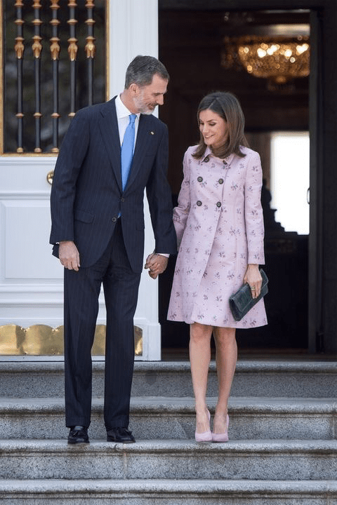 国王 西班牙王后莱蒂齐亚穿荷叶边连衣裙，和国王甜蜜对视，羡煞旁人！