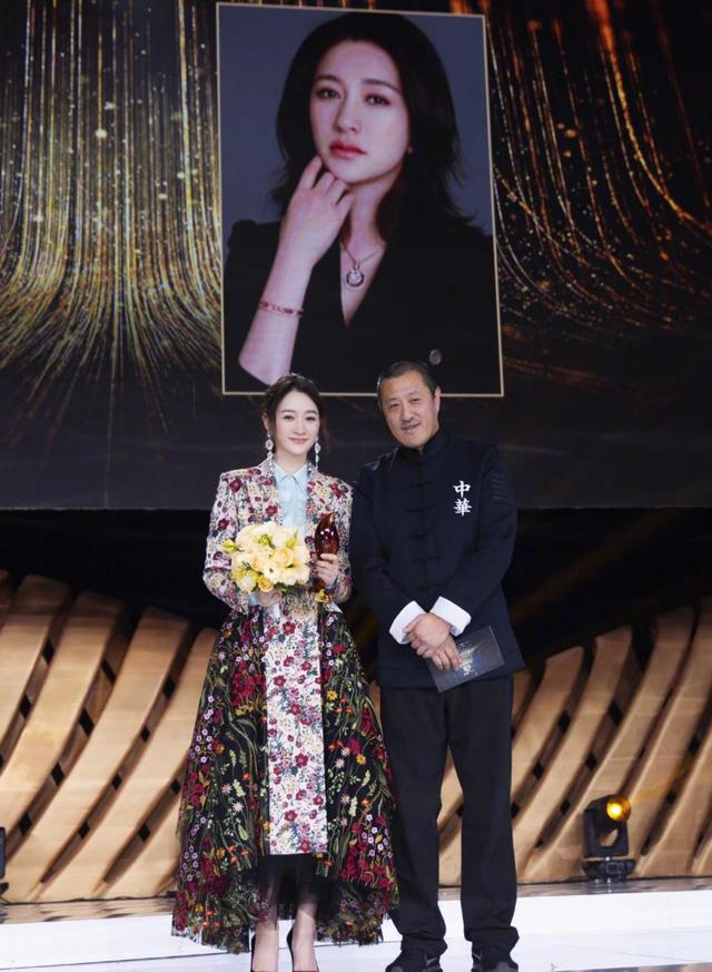 黑色 李小冉的身材真的绝,40+都能穿出A4腰,成熟优雅魅力太加分