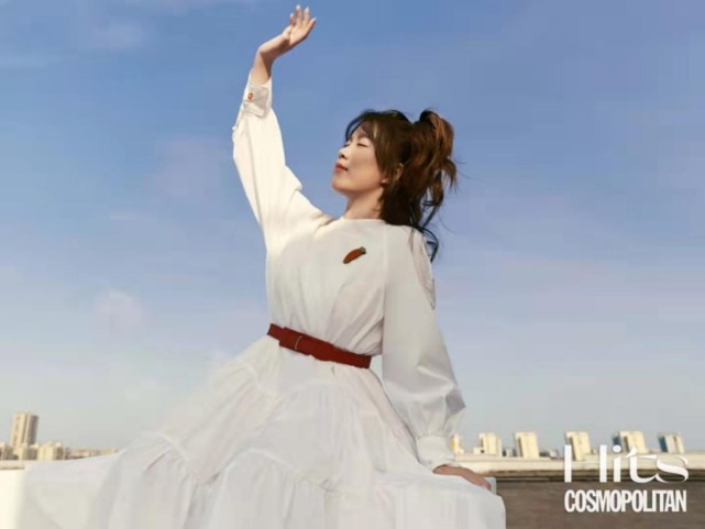 亮度高 杨倩首张时尚大片曝光！穿黄裙美成韩剧女主，代言小米就是不一样