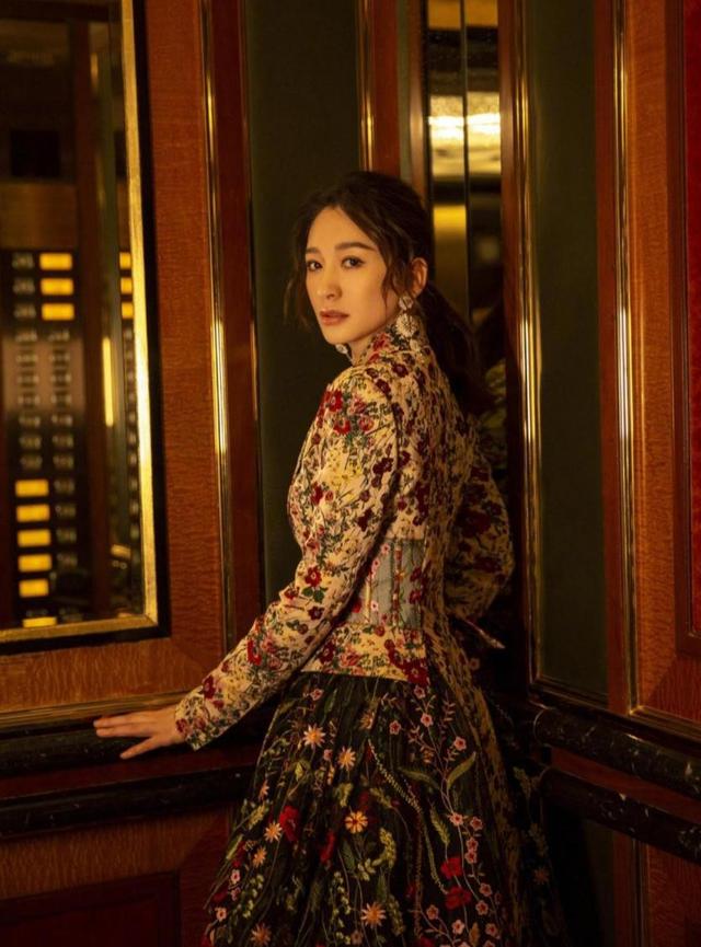 黑色 李小冉的身材真的绝,40+都能穿出A4腰,成熟优雅魅力太加分