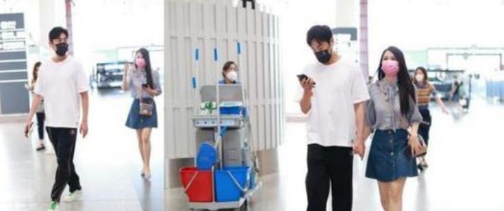 短裙 伊能静跟老公机场甜蜜牵手，穿蝴蝶衬衫配短裙，看着比秦昊还年轻