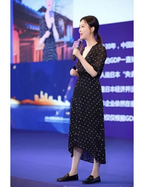 女儿王石娇妻带女儿现身，化浓妆掩饰衰老，偶遇的真人素颜上了年纪！