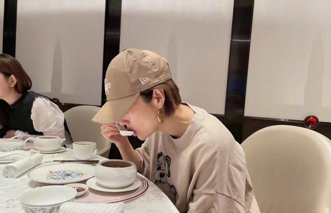 马伊琍 马伊琍环球影城plog来袭，穿着随性但挺时髦，T恤肥大也能驾驭