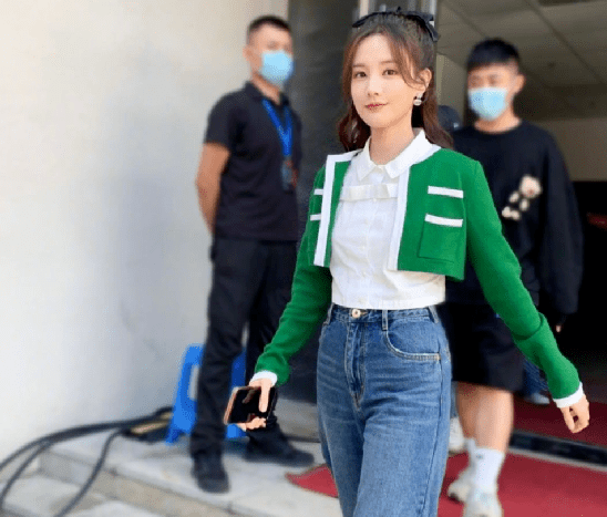 新人两大影后同框录制，45岁舒淇生图似少女，61岁惠英红皮肤光滑