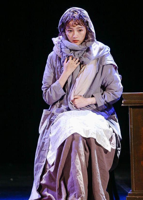 麻袋本以为关晓彤“脏脏妆”够美了，看到刘亦菲：不愧被叫“刘天仙”