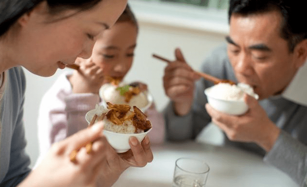 治疗|血糖升高不要慌？建议：饮食上坚持3个原则，血糖更稳定健康