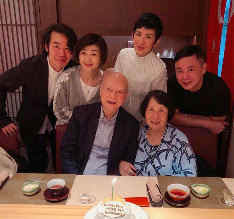 网友 吴君如过56岁生日，弟弟晒合影庆生，姐弟俩长得很像！
