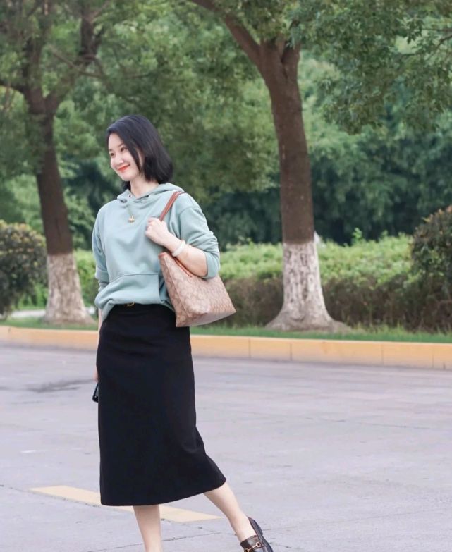 卫衣 想要美出圈，就要学会穿衣搭配，邂逅一场秋末浪漫