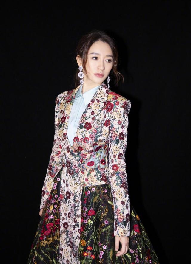 黑色 李小冉的身材真的绝,40+都能穿出A4腰,成熟优雅魅力太加分