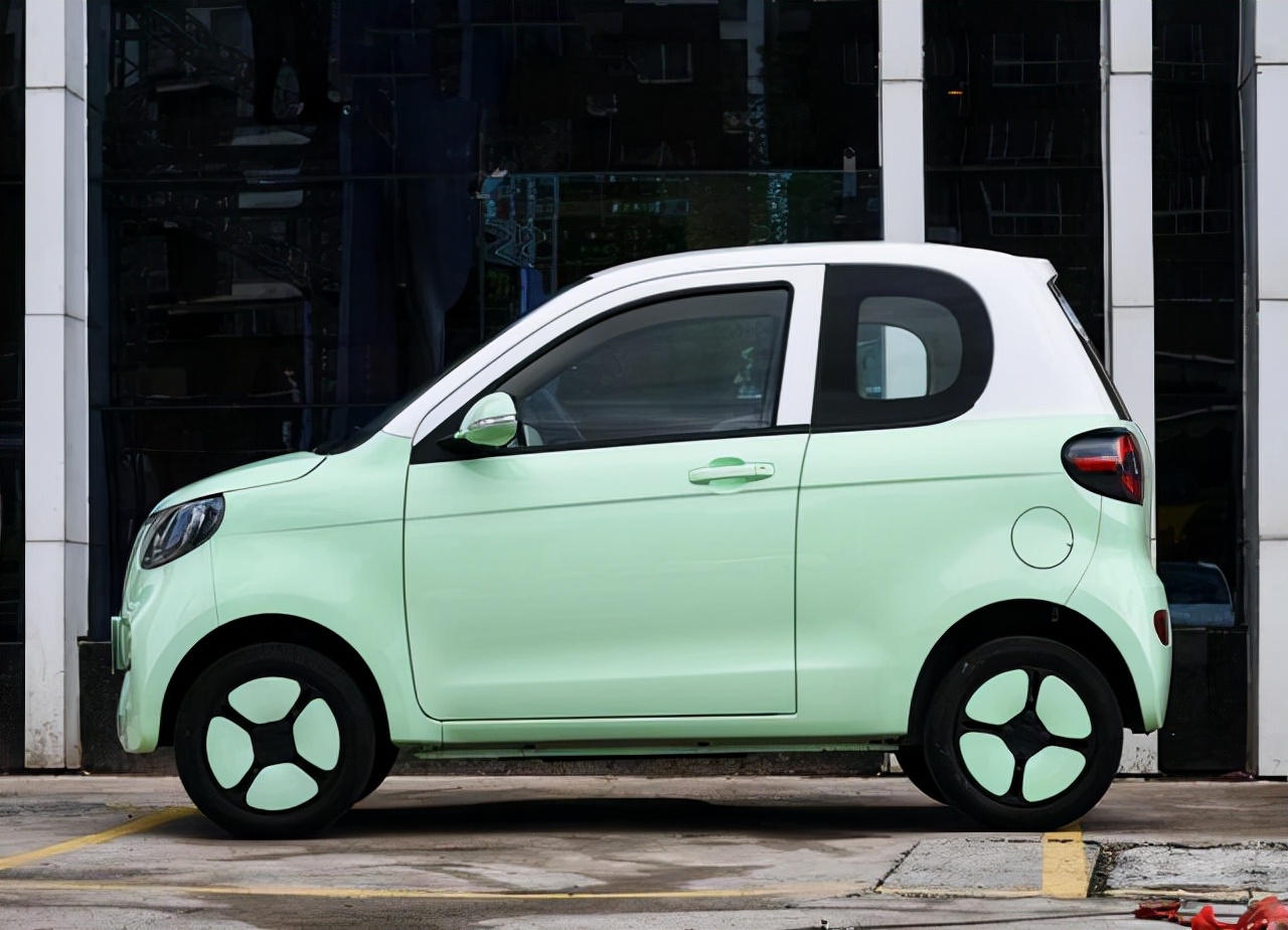 越小越好,毕竟这样在行驶的过程中更方便了,它因为越小则显得越经典