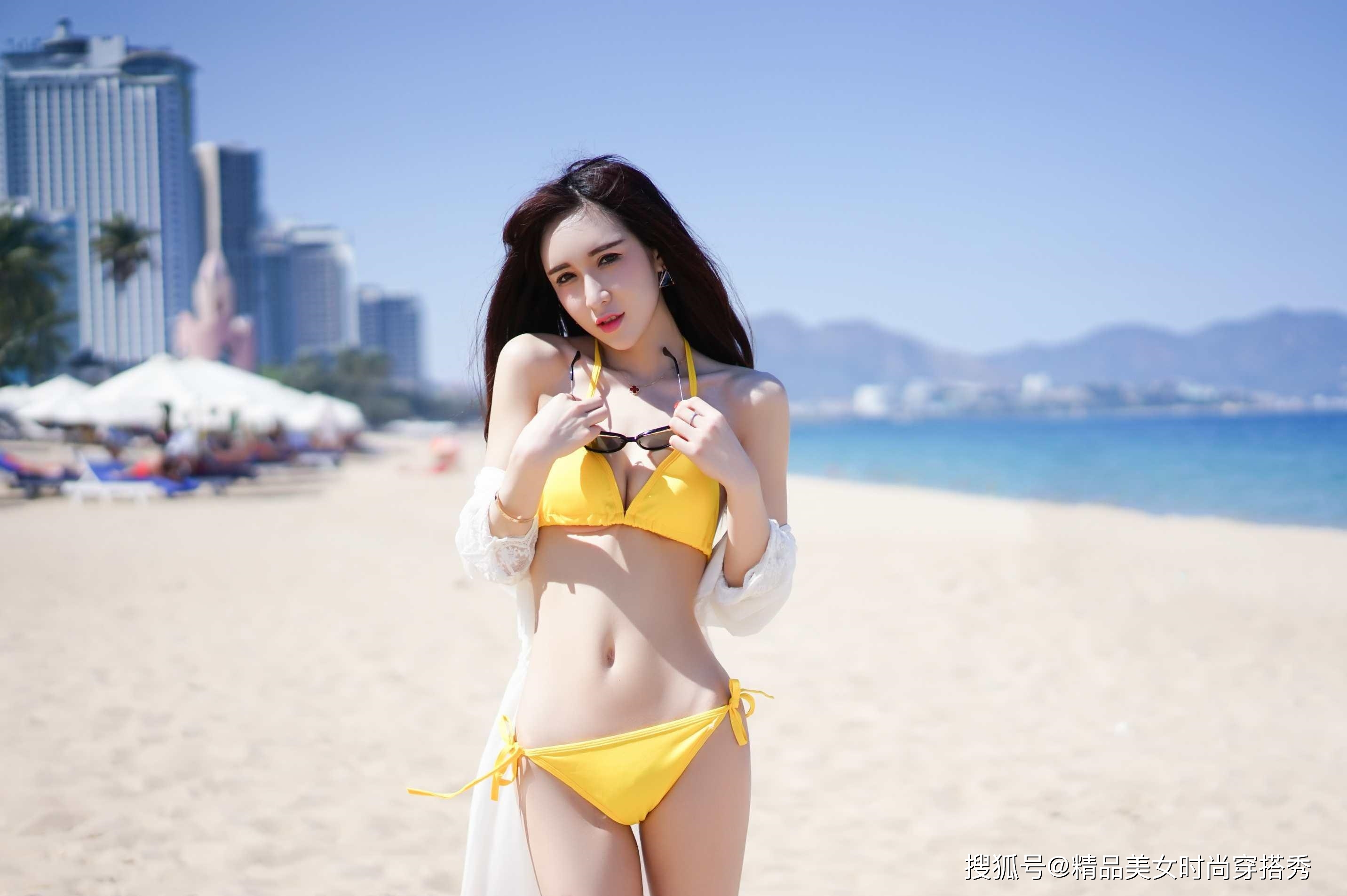 阳光 黄色的比基尼穿在身上吸睛时尚,外搭一件白色透视长衫,性感迷人