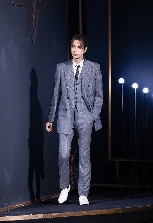 黑色 王一博短发造型很奇特,垫肩服装看着也很奇怪,差点不敢认