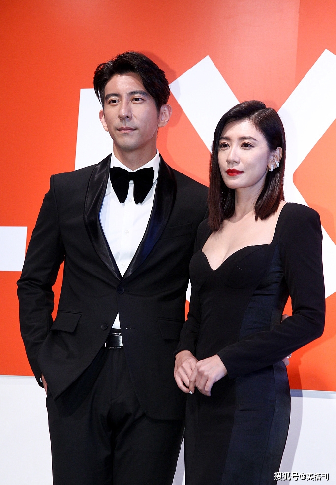 黑色 女神贾静雯状态真不错，黑色开叉长裙亮相，46岁外表看最多30出头