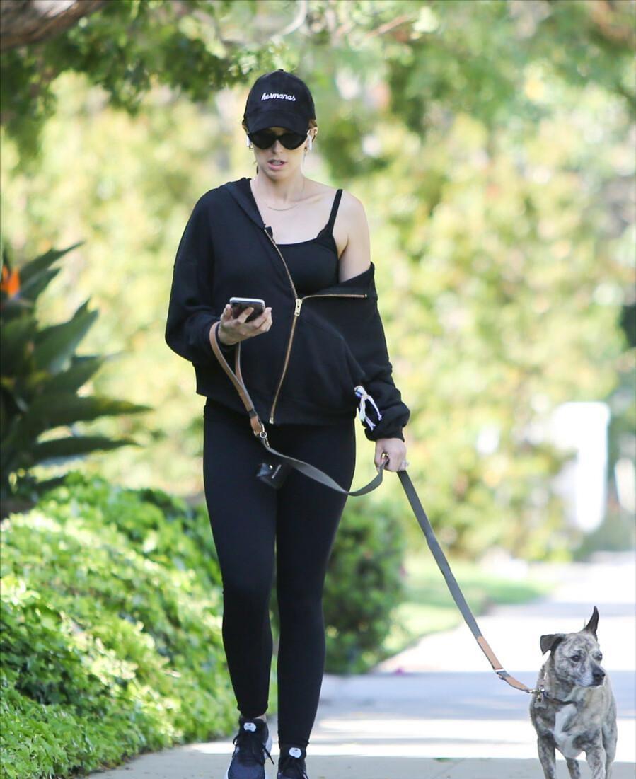 运动服 女人想要减龄,穿件拉链运动服就可以,不仅减龄还超时髦