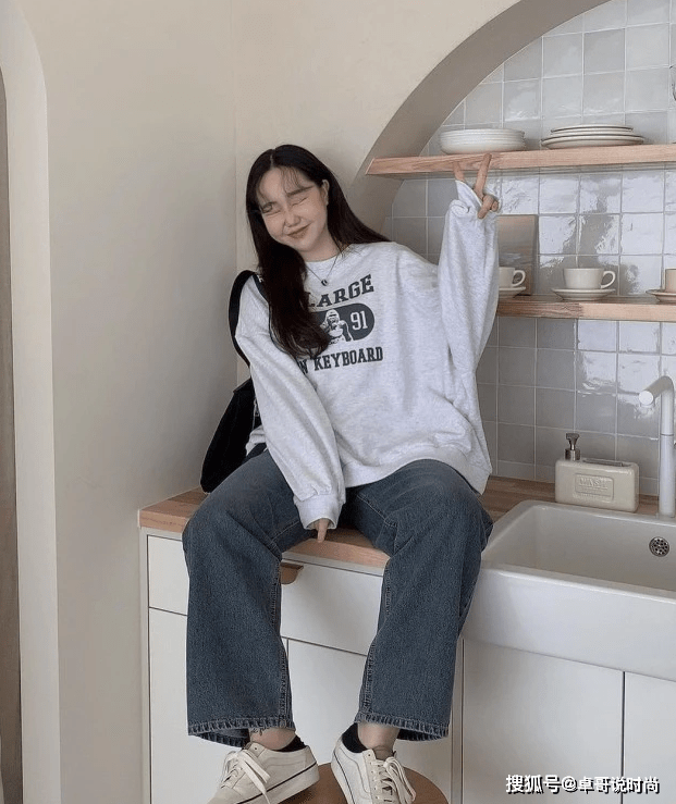 身材 别再说微胖女孩不会穿衣了,她的搭配,甩大家几条街