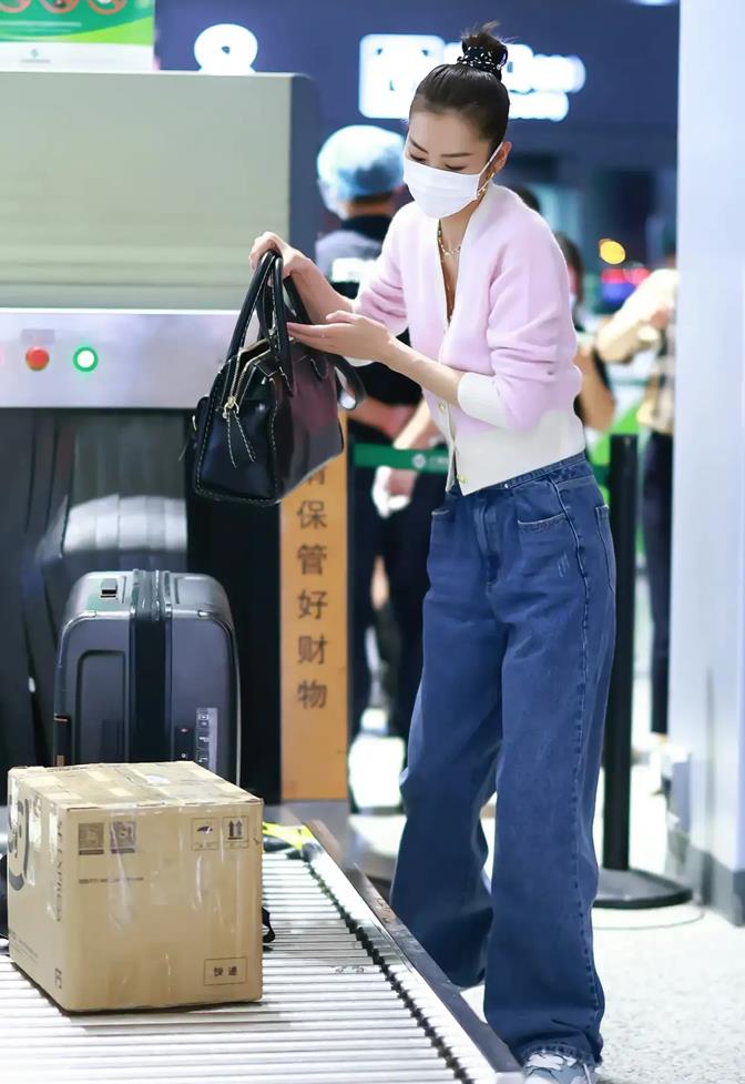 身材 刘雯新发型大变样！穿针织衫高扎丸子头太酷，天然头额骨极具特色