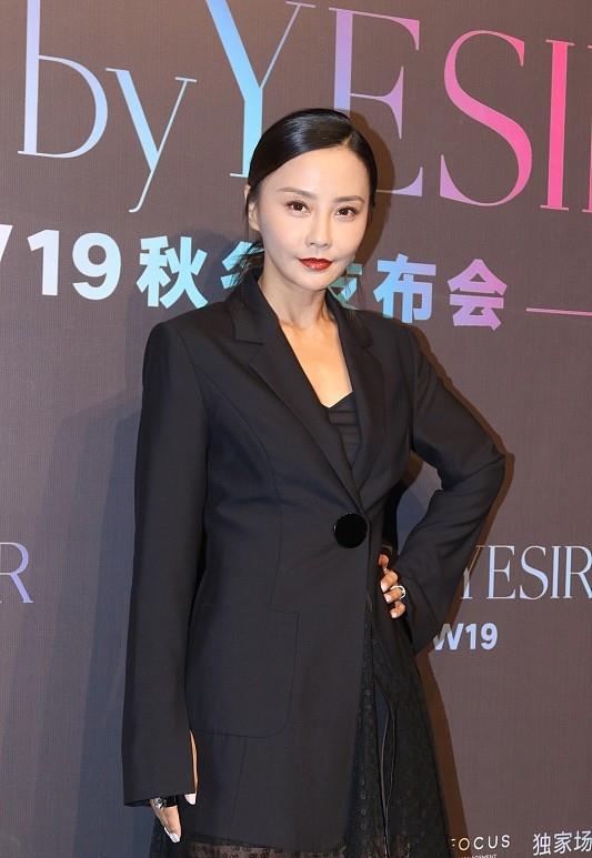 服装 吴奇隆的前妻颜值高，穿黑裙也很贵气，但底妆太白好奇怪
