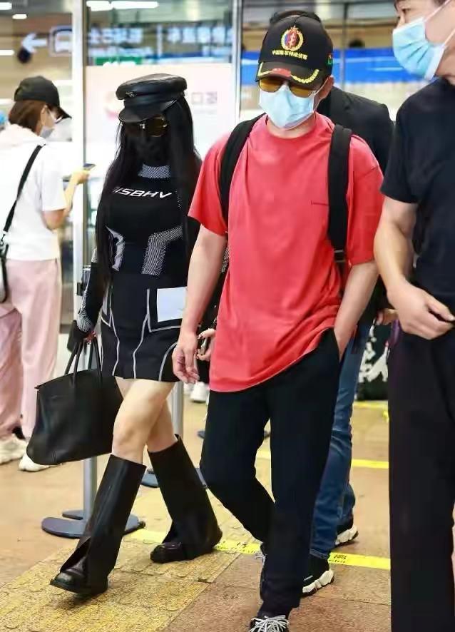 大腿 冉莹颖腿这么短啥都敢穿！胖一圈穿高筒靴矮又胖，大腿淤青好严重