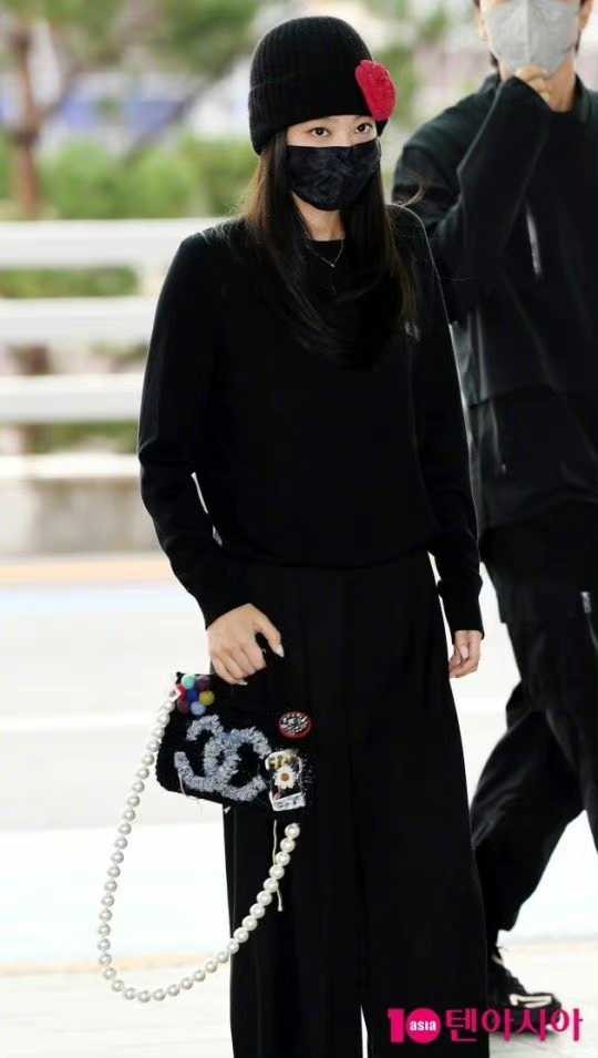 网友Jennie赴时装周，机场穿搭亮点满满，越来越有男友权志龙的味道