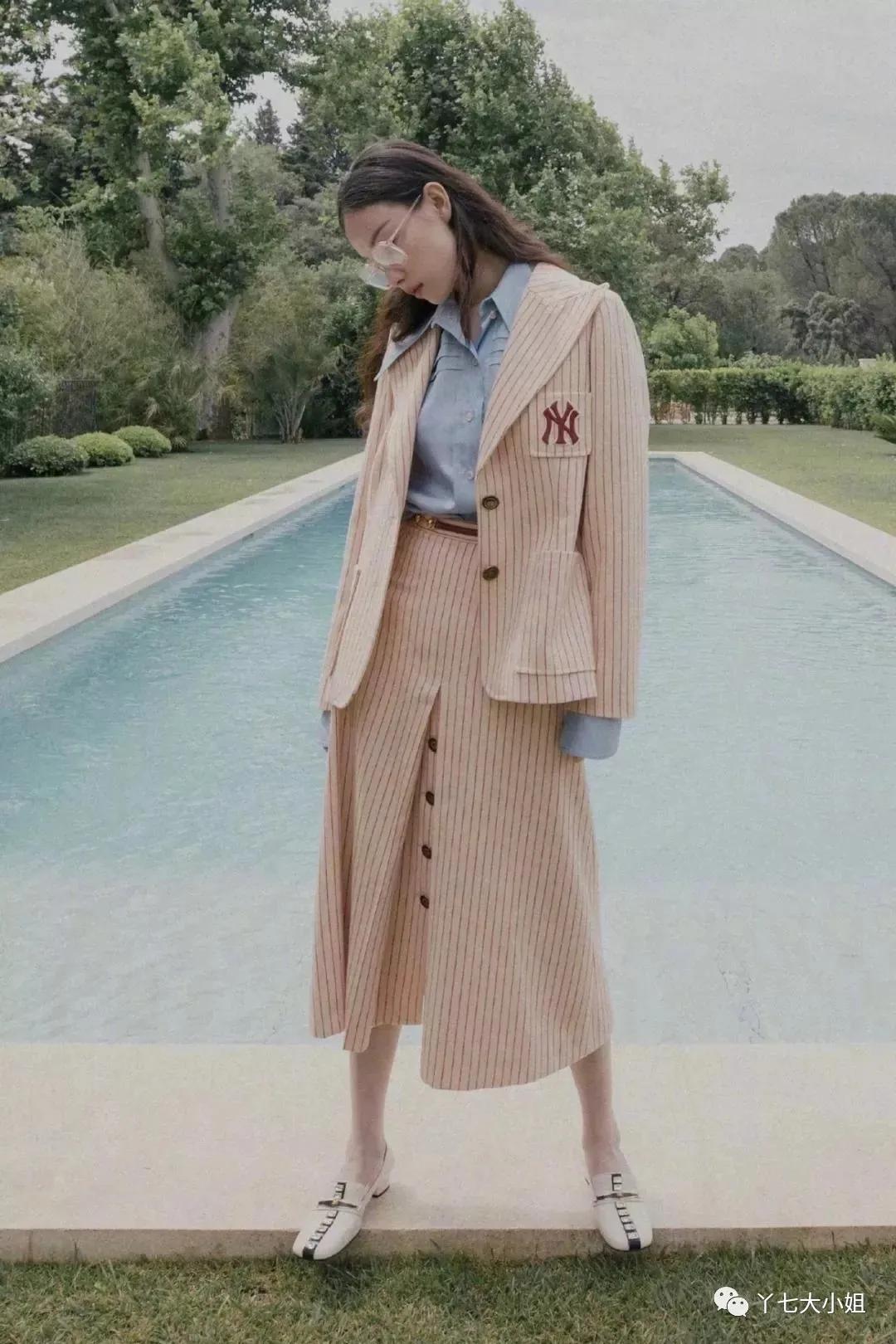 整体 十月份的裙子,这条廓形裙最好穿~