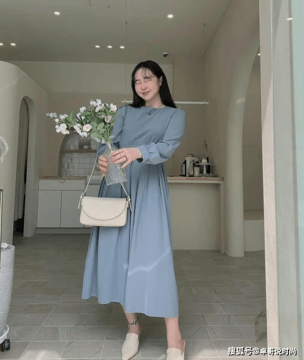 身材 别再说微胖女孩不会穿衣了,她的搭配,甩大家几条街