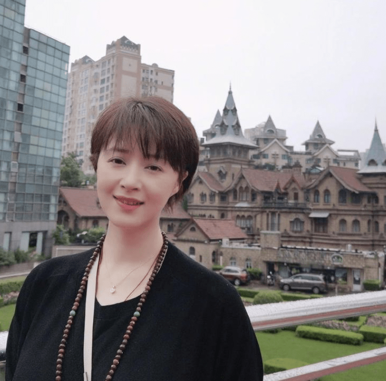 黑色 蒋欣瘦了后衣品也开挂！老气十足的奶奶衫，她都穿出时髦感