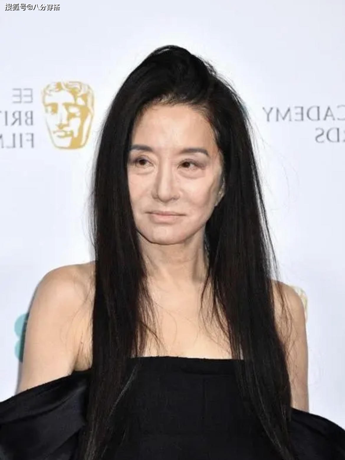 黑色 王薇薇是“奶奶辈顶流”，黑白拼色抹胸配短裤高挑时髦，优雅大气