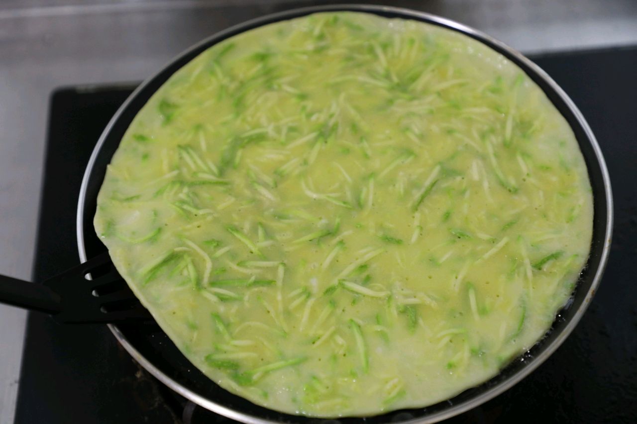 人体|早起10分钟,给家人做茭瓜鸡蛋饼,鲜嫩可口,卫生还省钱