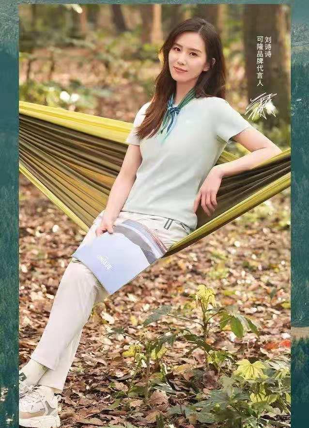 整体 刘诗诗穿polo衫拍照片，既清纯又动人，仿佛是学生时代的校花