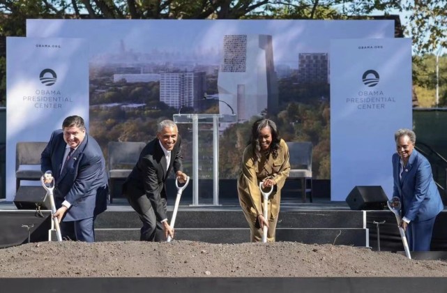 设计 奥巴马夫妇在仪式上甜蜜拥抱！米歇尔穿连体裤真帅气，爆炸头显脸小