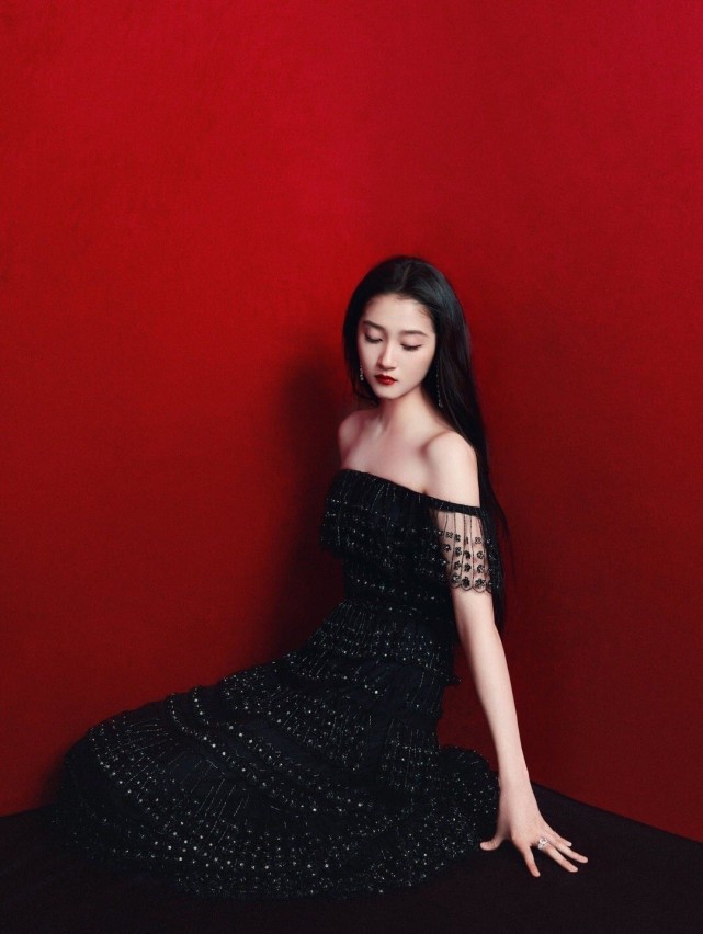 廓形 电影节闭幕式关晓彤又成大赢家！首次亮相赢了巩俐，穿西装出风头