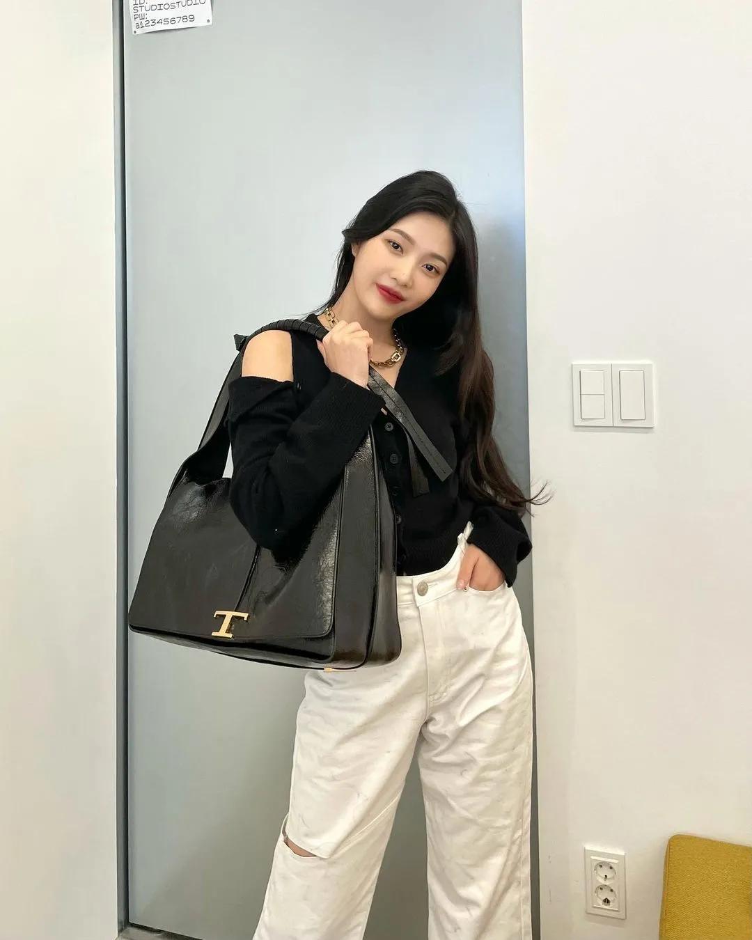 白女士 秋天换季穿啥？网友：女明星都钟爱的针织单品是时候安排了！