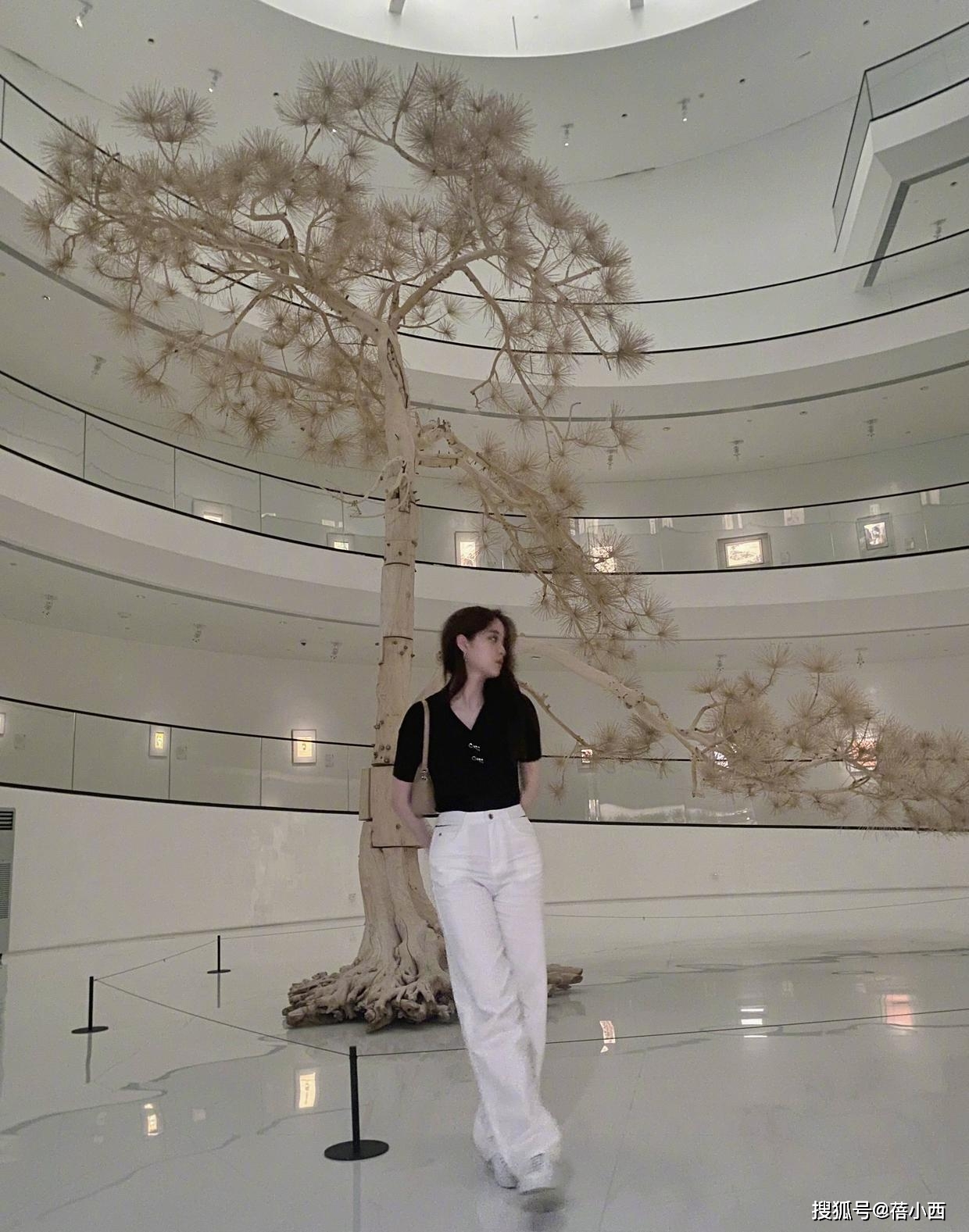 视觉 欧阳娜娜打破传统风格，“吊带+背带”搭配真时髦，这样穿更洋气