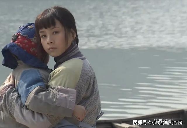 曾经把阿秀当姐妹,想要沾阿秀光的黄妈也换了一副嘴脸,配合着李太太把