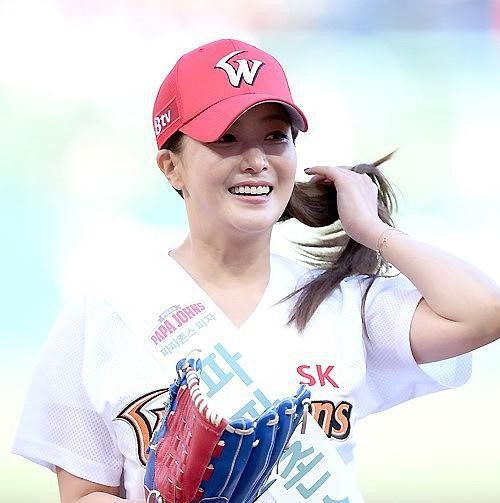 高跟鞋 韩国人保养的都这么好吗？金喜善都40多岁了，穿牛仔裤还很可爱