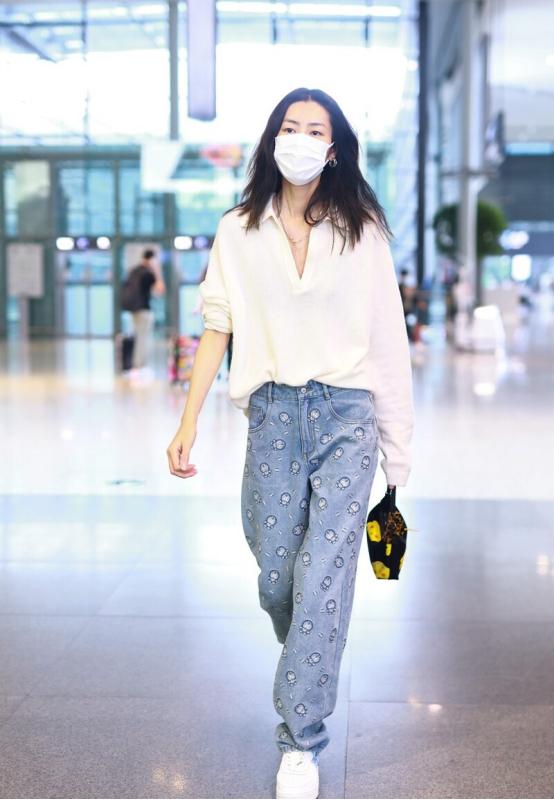 魅力 刘雯和李现的长腿真藏不住,牛仔套装穿出时尚效果,帅气有范儿