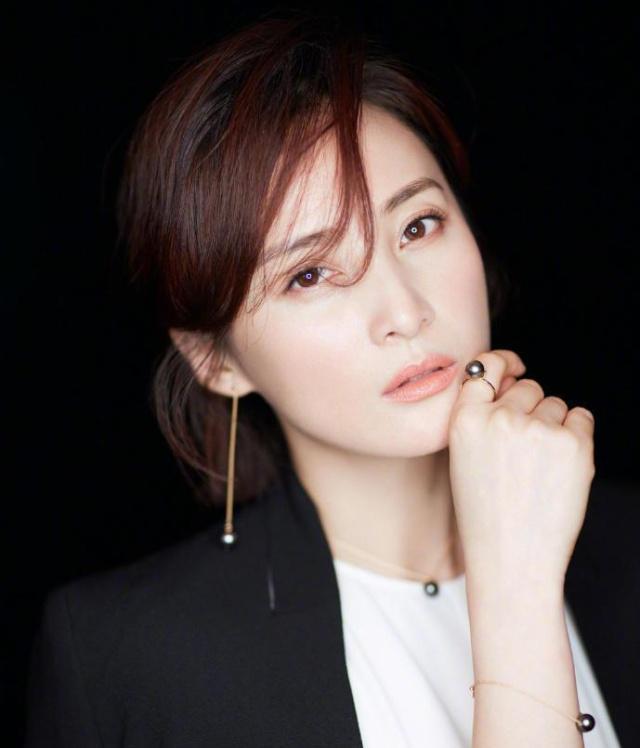 色彩 蒋勤勤换了风格更减龄,绿色西装配牛仔裤穿搭,看起来像18岁少女