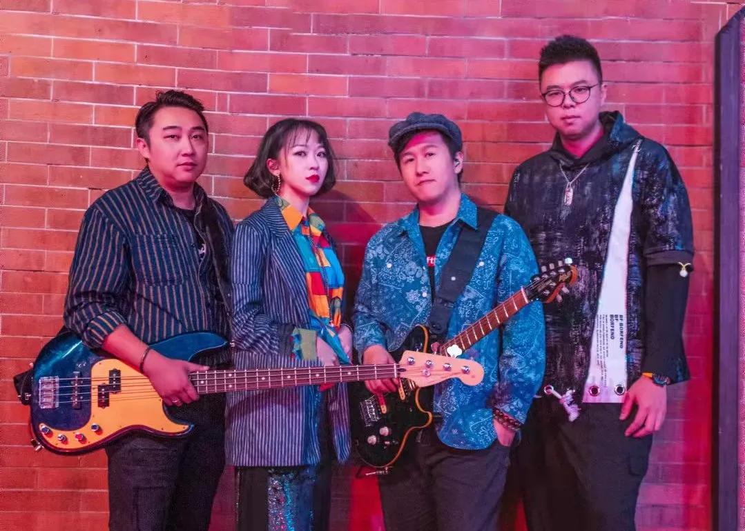 那么10月3日,阿童木乐队和坚果女王乐队齐齐上阵,为你掀起摇滚狂欢!