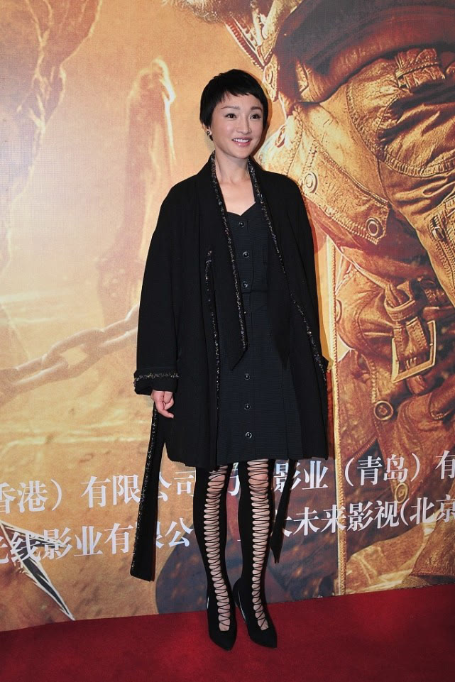 周迅 周迅也挺会博眼球,腿上扯那么多洞,分不清穿的是裤子还是靴子