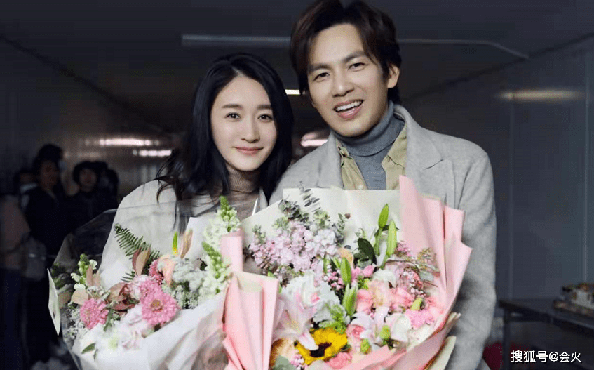 流浪狗李小冉与牛莉同框热舞！穿超短裤秀白净长腿，表情兴奋姿势婀娜