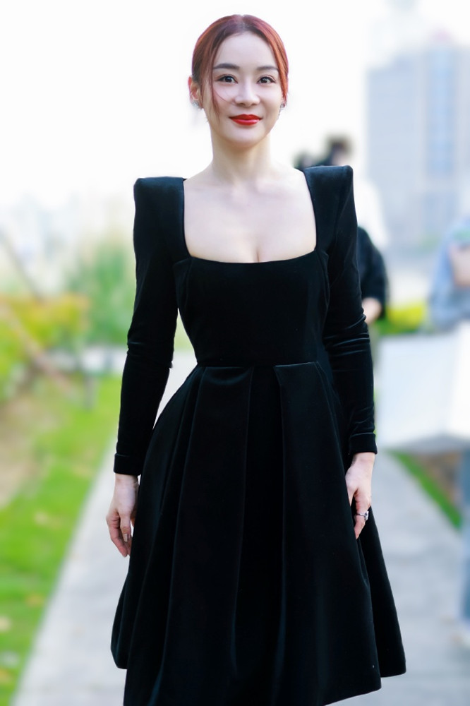 身材 袁姗姗又赢在了“马甲线”，红毯上穿黑裙蛮腰抢镜，腿粗也没减分