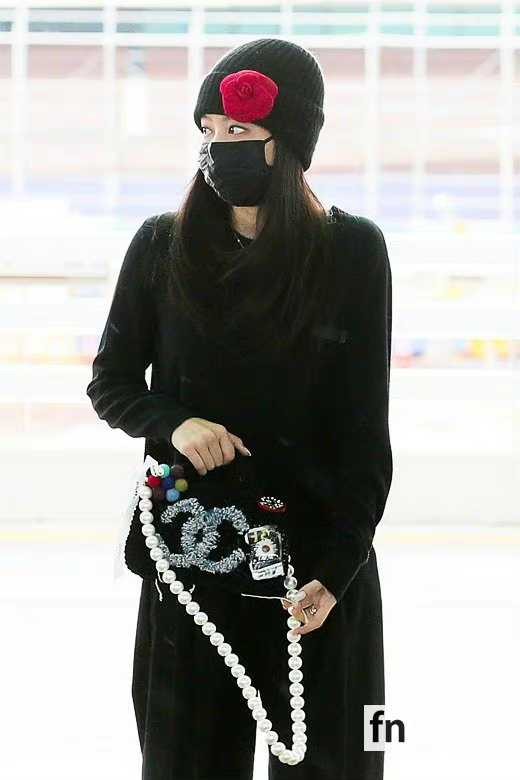 网友Jennie赴时装周，机场穿搭亮点满满，越来越有男友权志龙的味道