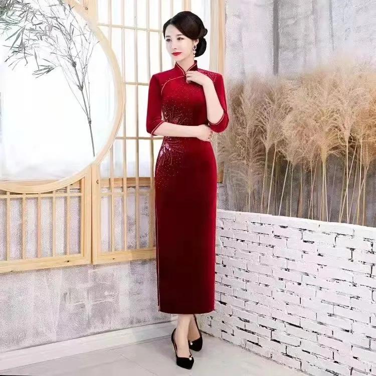 显得 红色丝绒旗袍裙，让你穿出饱满挺拔身材，穿出优雅自信气质的你！