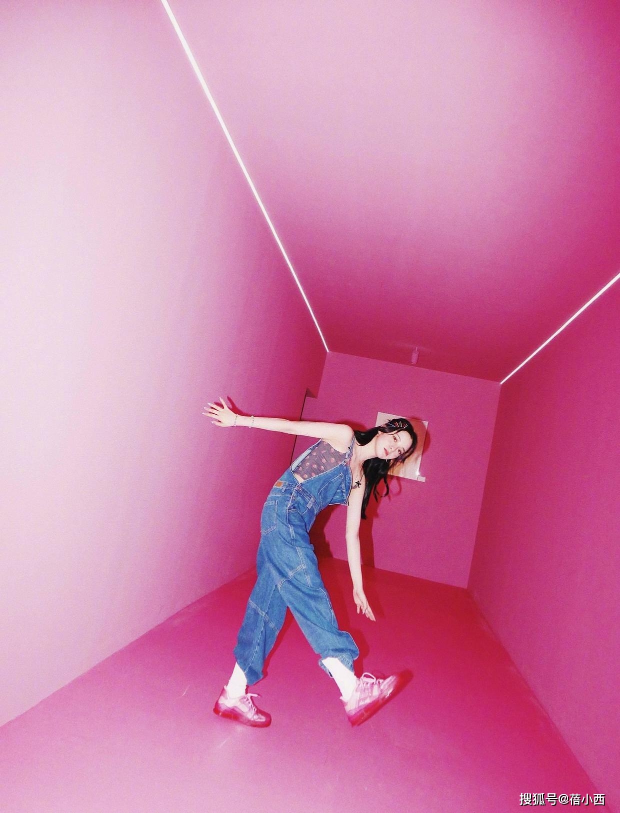 视觉 欧阳娜娜打破传统风格，“吊带+背带”搭配真时髦，这样穿更洋气